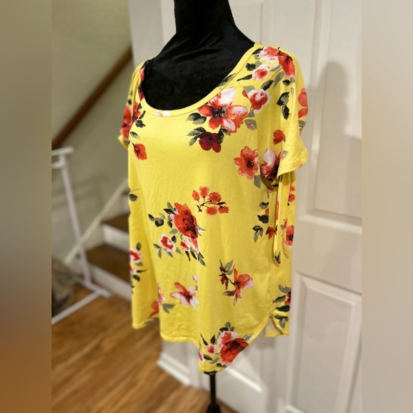 New York Laundry Yellow Floral Swoop Neck Cross Open Back Size Large - Picture 3 of 4